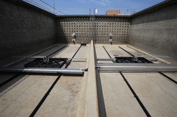 沈澱池掻寄機（コンパクトブル®）